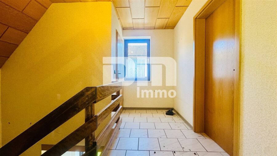 1-2 Familienhaus mit Nebengebäude (Ferienwohnung) + Halle / Garagen im Ensemble - DG Anbau Diele
